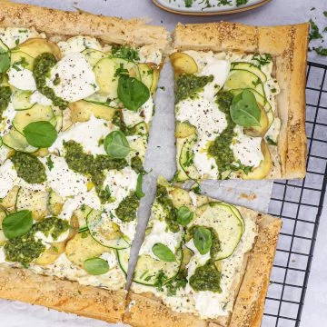 Butterdejstærte med kartofler, squash og burrata - Opskrift på butterdejstærte