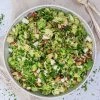 Rosenkålssalat med avocado, pære og feta - Opskrift på salt med rosenkål