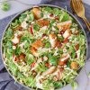 Kålsalat med sprød kylling og parmesan - Opskrift på måltidssalat