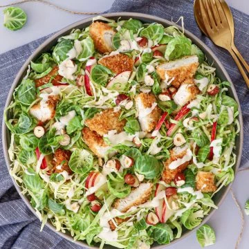 Kålsalat med sprød kylling og parmesan - Opskrift på måltidssalat
