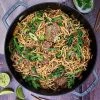 Asiatisk wok med oksekød, nudler og grøntsager - Opskrift på wok med oksekød