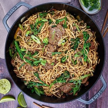 Asiatisk wok med oksekød, nudler og grøntsager - Opskrift på wok med oksekød