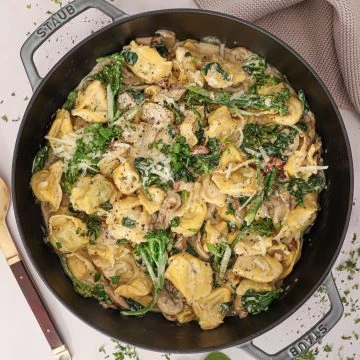 Tortellini i cremet svampesauce - Tortellini I flødesauce med svampe og spinat
