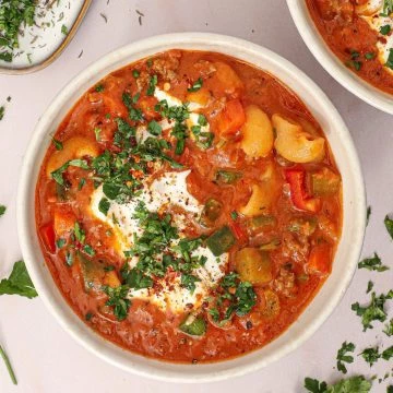 One pot oksekødssuppe med bacon, grøntsager og fløde - Opskrift på one pot suppe