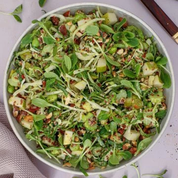 Spidskålssalat med pære - Opkrift med qionoa og senneps vinaigrette