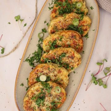 Fiskefrikadeller med grøntsager - Opskrift på fiskefrikadeller med gulerødder
