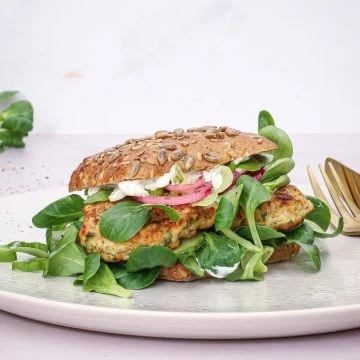 Fiskefrikadelle sandwich - Opskrift på sandwich med fiskefrikadeller