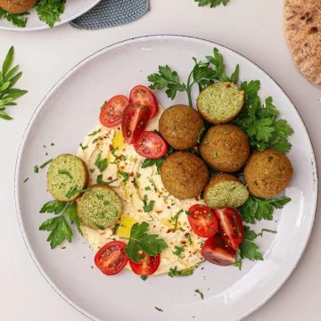 Falafler med hummus - Opskrift på hummus tallerken med falafler
