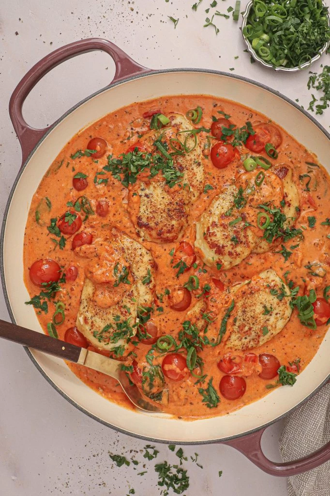 Kylling i cremet tomatsauce - Opskrift kylling i tomatsauce