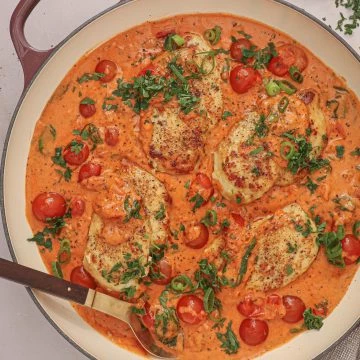 Kylling i cremet tomatsauce - Opskrift kylling i tomatsauce