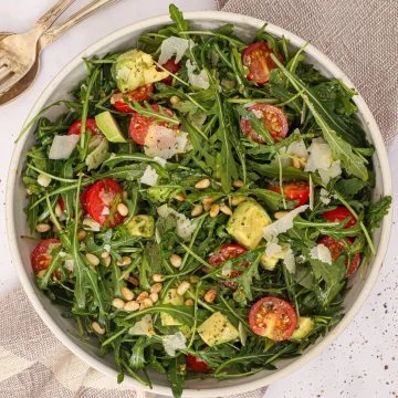 Ruccolasalat med tomat, avocado og pesto - Opskrift med ruccola