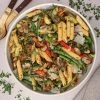 Lun pastasalat - Opskrift på lun pastasalat med grøntsager