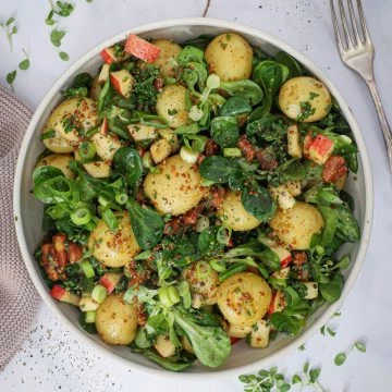 Kartoffelsalat med bacon, æble og sennepsvinaigrette