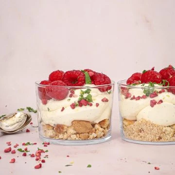 Mascarponecreme og friske bær - Opskrift på dessert i glas