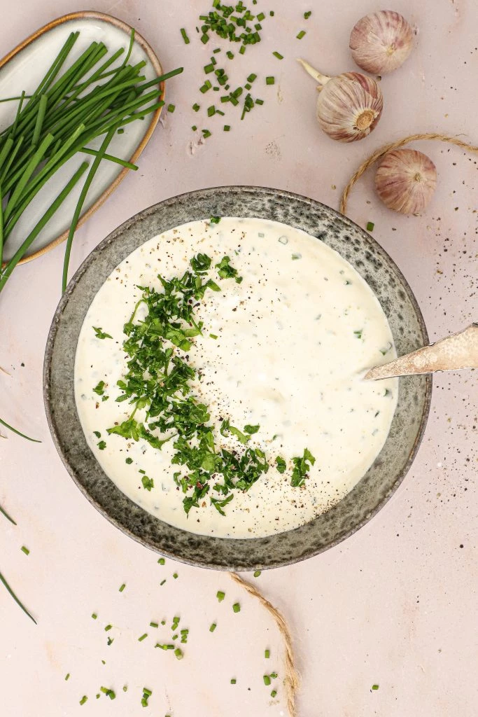 Hvidløgsdressing - Opskrift på nem hvidløgsdressing