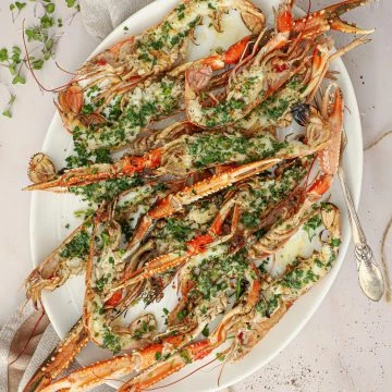 Grillet jomfruhummer med smør, hvidløg og persille