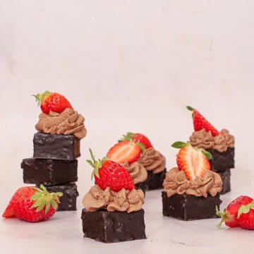 Brownie bites med kakaocreme og jordbær - Dessert på 10 min.