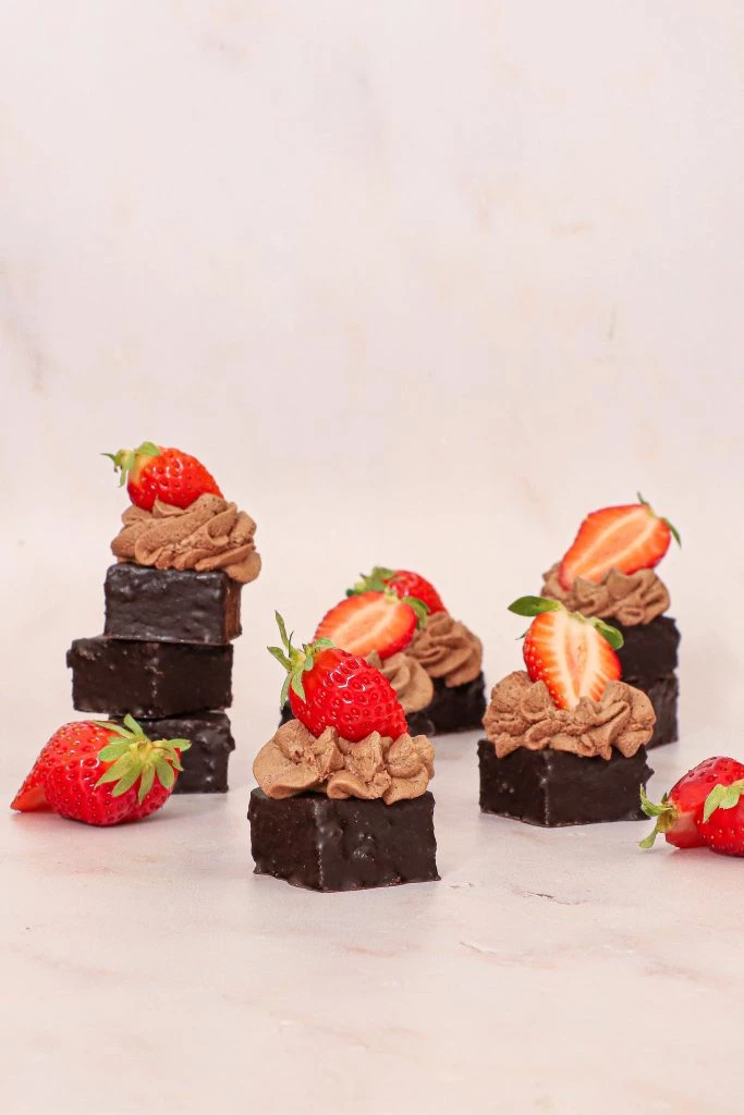 Brownie bites med kakaocreme og jordbær - Dessert på 10 min.
