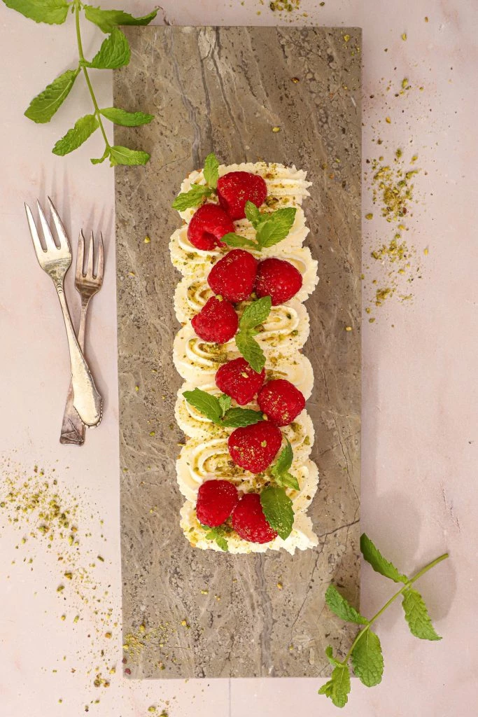 Nem roulade dessert lavet af en købt hindbærroulade toppet med mascarponecreme, pistacie og friske hindbær.