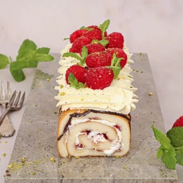 Nem roulade dessert lavet af en købt hindbærroulade toppet med mascarponecreme, pistacie og friske hindbær.