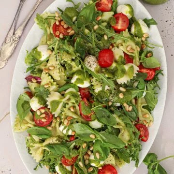 Italiensk pastasalat med basilikum vinaigrette