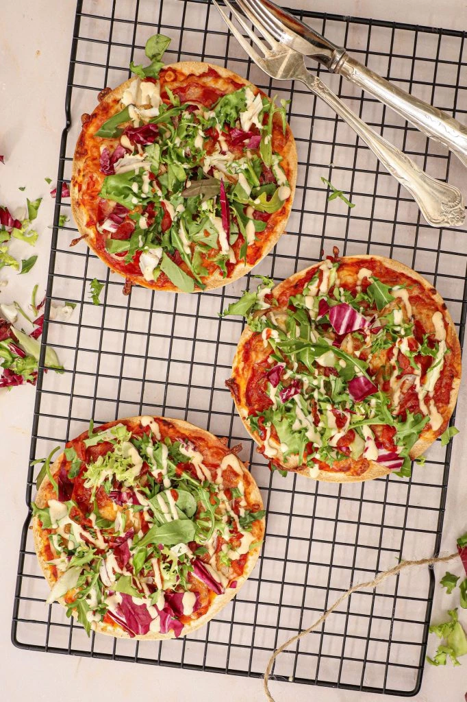 Tortilla pizza med chorizo og salat