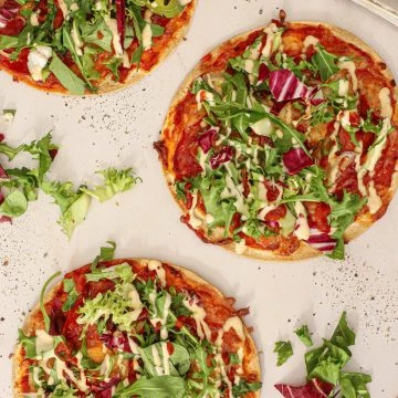 Tortilla pizza med chorizo og salat