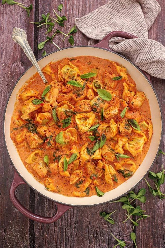 Tortellini og kylling i cremet tomatsauce