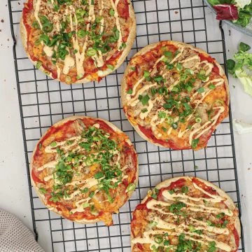 Tortilla pizza med tun, chili og forårsløg