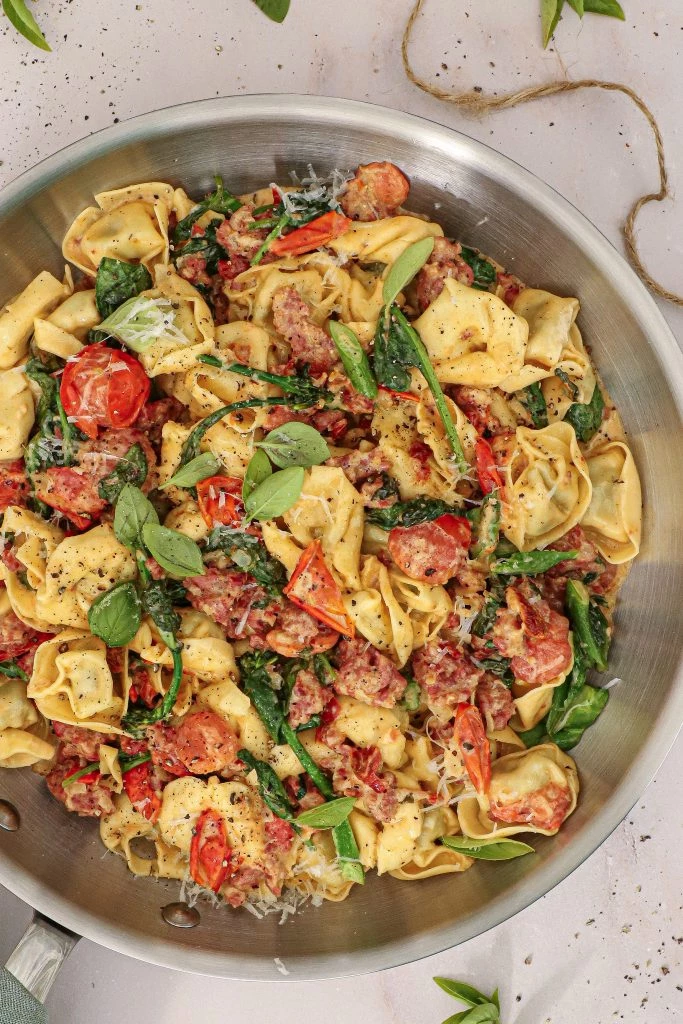 One pot tortellini med salsiccia, tomater og fløde
