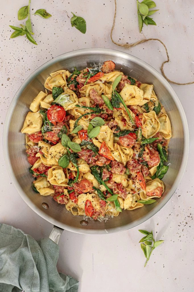 One pot tortellini med salsiccia, tomater og fløde