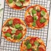 Tortilla pizza med tomat, mozzarella og pesto