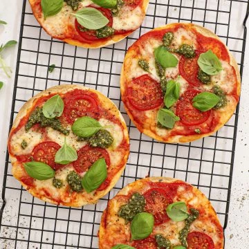 Tortilla pizza med tomat, mozzarella og pesto