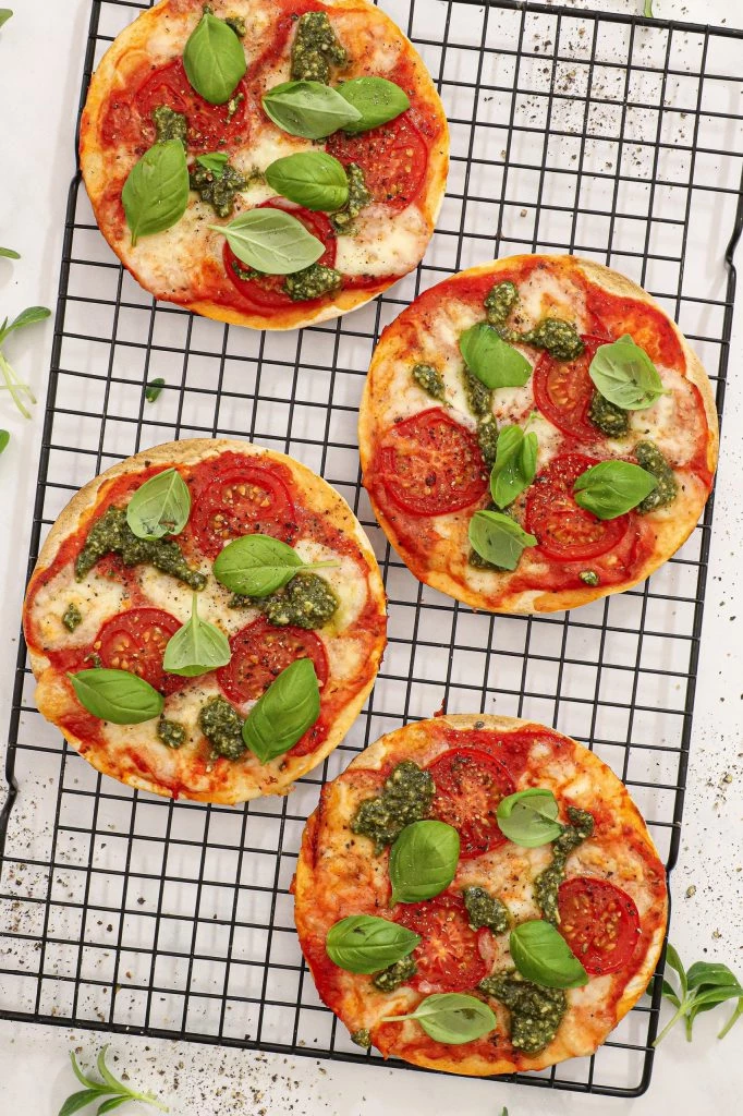 Tortilla pizza med tomat, mozzarella og pesto