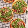 Tortilla pizza med serrano og pesto