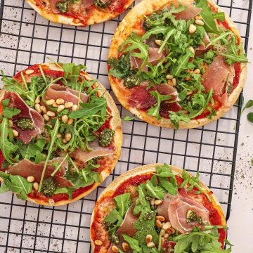 Tortilla pizza med serrano og pesto