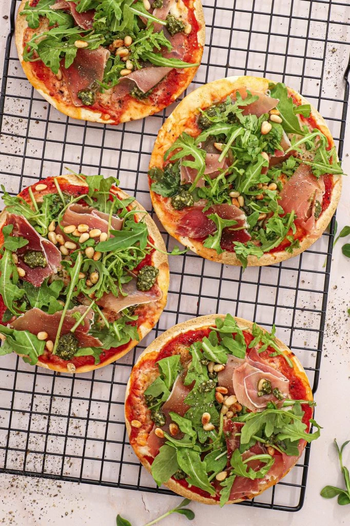 Tortilla pizza med serrano og pesto