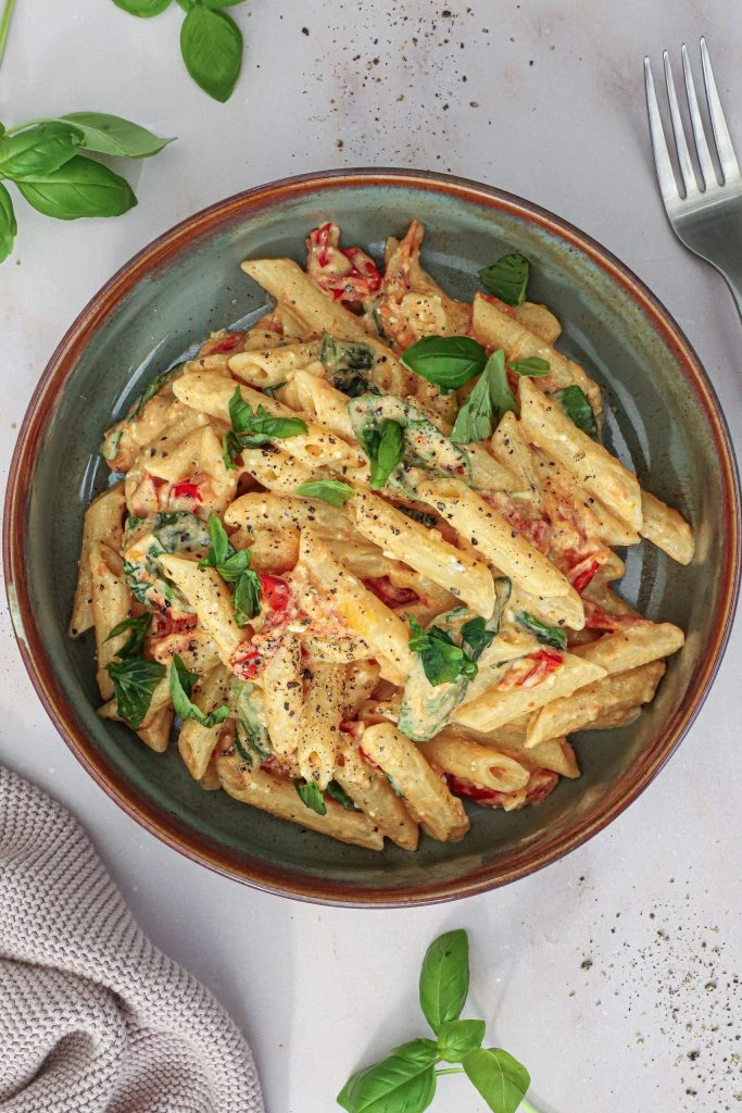 Pasta med bagt feta og tomater i Airfryer