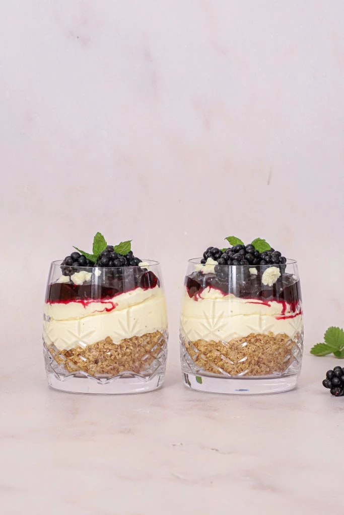 Nem cheesecake i glas med brombærkompot