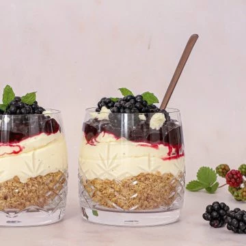 Nem cheesecake i glas med brombærkompot