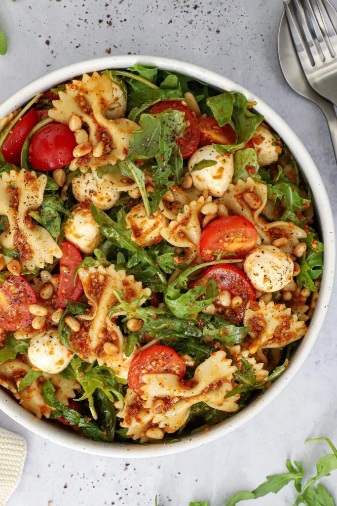 Pastasalat med rød pesto, tomater og mozzarella