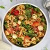 Pastasalat med rød pesto, tomater og mozzarella