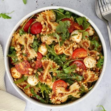 Pastasalat med rød pesto, tomater og mozzarella
