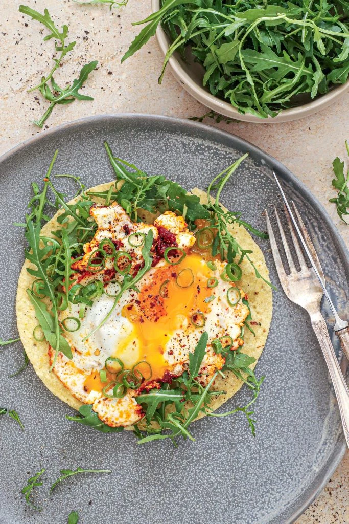 Tortilla med spicy feta spejlæg