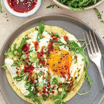 Tortilla med feta spejlæg og okonomiyaki sauce