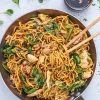 Asiatisk wok med kylling, nudler og grøntsager