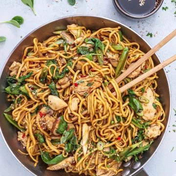 Asiatisk wok med kylling, nudler og grøntsager