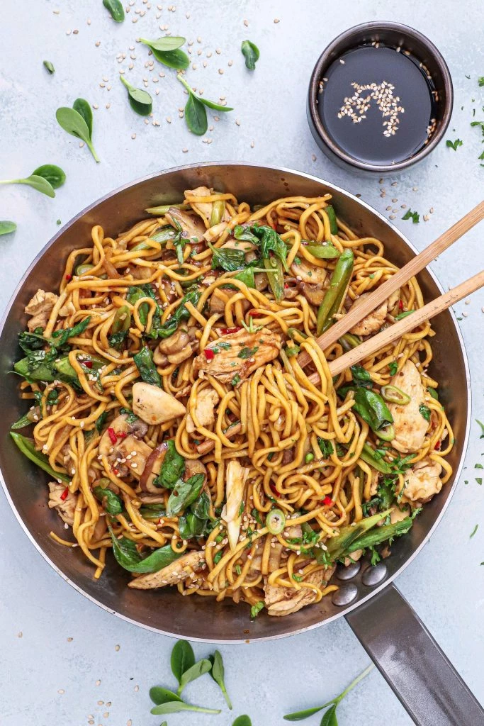 Asiatisk wok med kylling, nudler og grøntsager