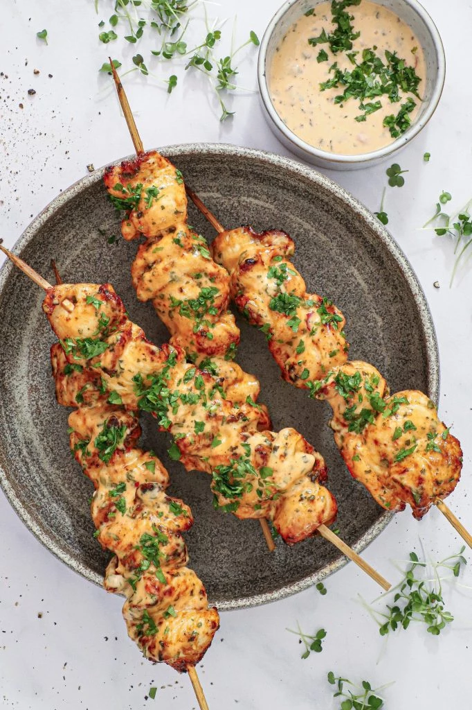 Krydrede kyllingespyd med chili mayo