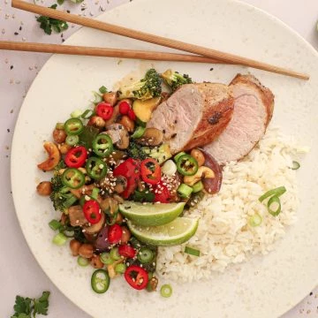 Stir fry med grøntsager, svinemørbrad og ris